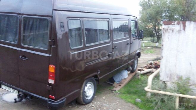 Mercedes 208 D 1990, 220,000 km - 2.2 l - Salyan