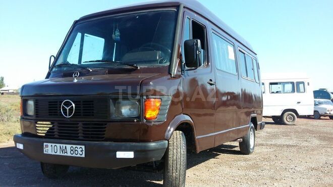 Mercedes 208 D 1990, 220,000 km - 2.2 l - Salyan