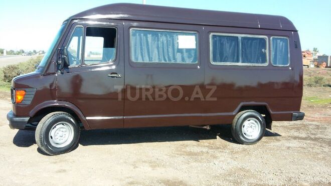 Mercedes 208 D 1990, 220,000 km - 2.2 l - Salyan