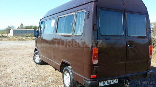 Mercedes 208 D 1990, 220,000 km - 2.2 l - Salyan