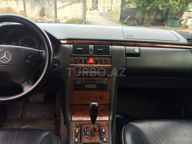 Mercedes E 260 2002, 190,900 km - 2.6 л - Qəbələ
