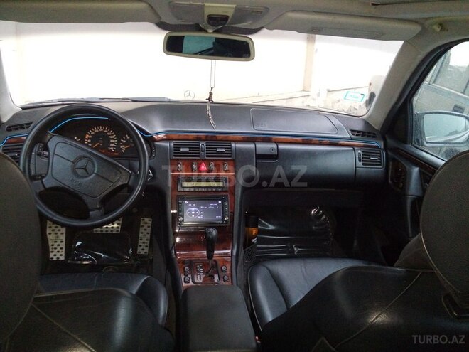 Mercedes E 240 1999, 272,500 km - 2.4 l - Bakı