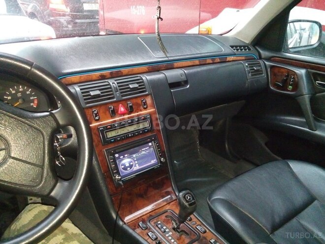 Mercedes E 240 1999, 272,500 km - 2.4 l - Bakı