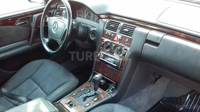 Mercedes E 230 1997, 282,000 km - 2.3 l - Bakı