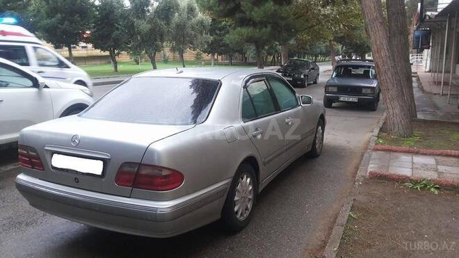 Mercedes E 240 2000, 233,000 km - 2.6 l - Bakı