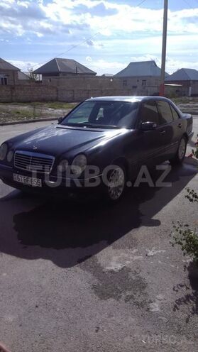 Mercedes E 200 1997, 320,000 km - 2.0 l - Ucar