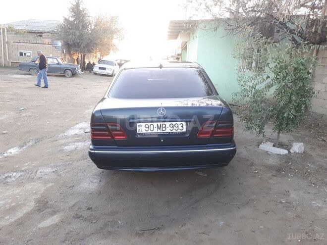 Mercedes E 220 2000, 293,000 km - 2.2 l - Bakı