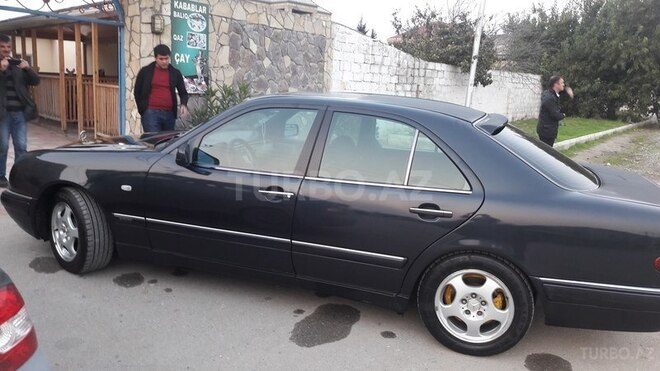 Mercedes E 230 1996, 418,000 km - 2.3 l - Bakı