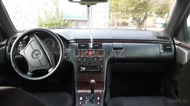 Mercedes E 230 1996, 418,000 km - 2.3 l - Bakı