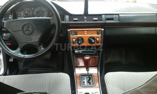 Mercedes E 220 1993, 259,028 km - 2.2 л - Bakı