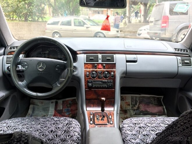 Mercedes E 220 2000, 297,560 km - 2.2 l - Bakı
