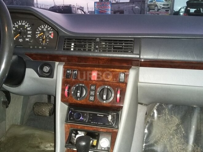 Mercedes E 220 1994, 187,528 km - 2.2 l - Bakı