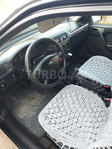 Opel Vectra 1994, 250,000 km - 1.6 l - Qazax