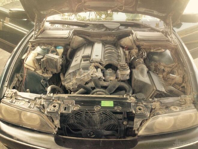 BMW 528 1997, 280,000 km - 2.8 l - Qax