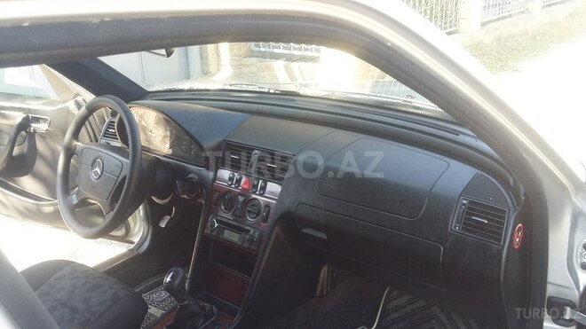 Mercedes C 220 1999, 235,852 km - 2.2 l - Yevlax