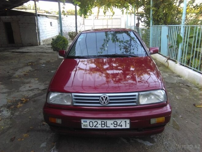 Volkswagen Vento 1992, 180,000 km - 1.8 l - Yevlax