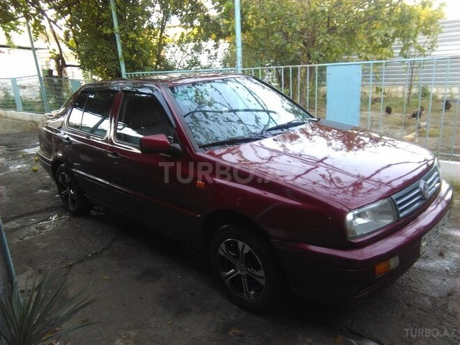 Volkswagen Vento 1992, 180,000 km - 1.8 l - Yevlax