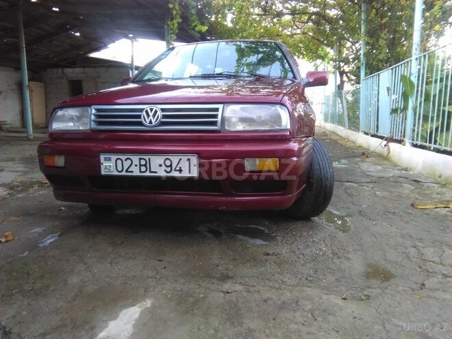 Volkswagen Vento 1992, 180,000 km - 1.8 l - Yevlax