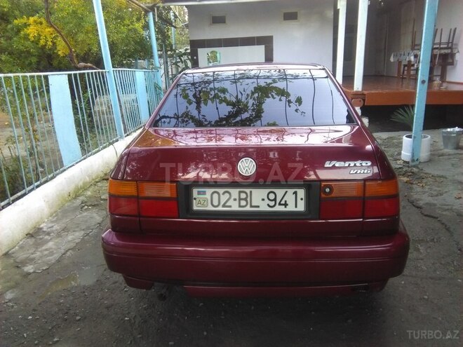 Volkswagen Vento 1992, 180,000 km - 1.8 l - Yevlax