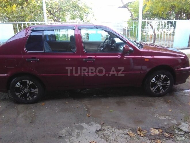 Volkswagen Vento 1992, 180,000 km - 1.8 l - Yevlax