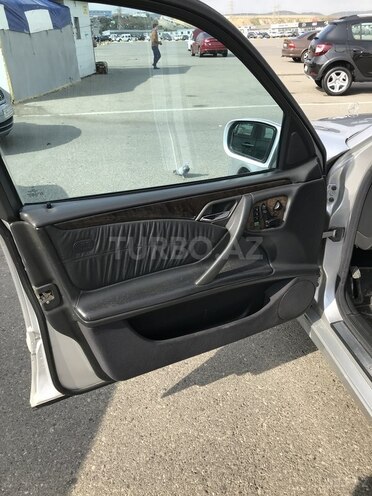 Mercedes E 240 2001, 257,700 km - 2.6 l - Bakı