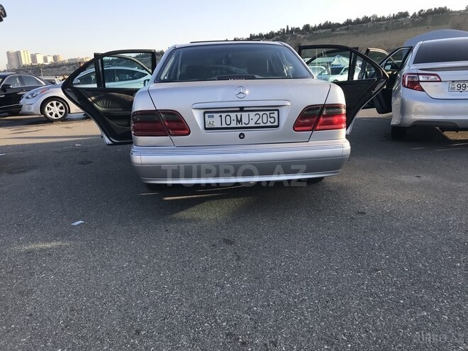 Mercedes E 240 2001, 257,700 km - 2.6 l - Bakı