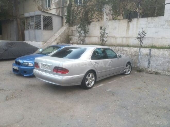 Mercedes E 270 2001, 316,800 km - 2.7 л - Bakı