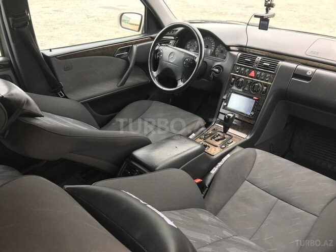 Mercedes E 220 2001, 285,200 km - 2.2 l - Bakı