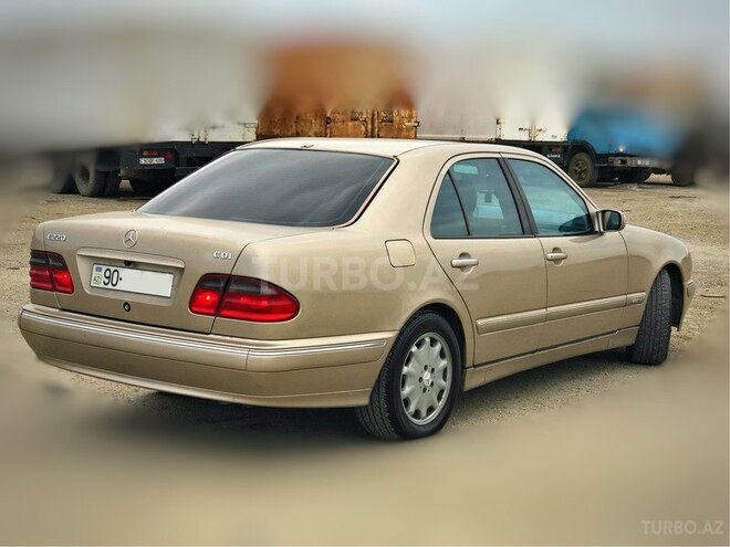 Mercedes E 220 2001, 285,200 km - 2.2 l - Bakı