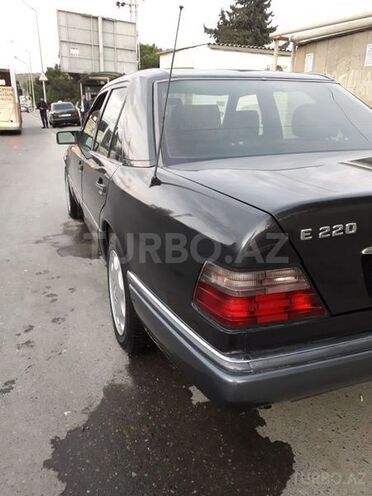 Mercedes E 220 1995, 240,000 km - 2.2 л - Bakı