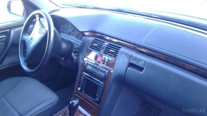 Mercedes E 220 2001, 389,500 km - 2.2 l - Sumqayıt