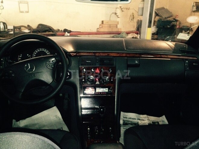 Mercedes E 220 2000, 234,530 km - 2.2 l - Bakı