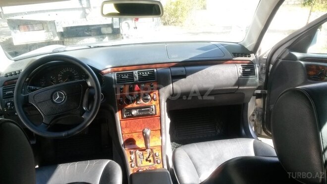 Mercedes E 240 1999, 320,000 km - 2.4 l - Mingəçevir