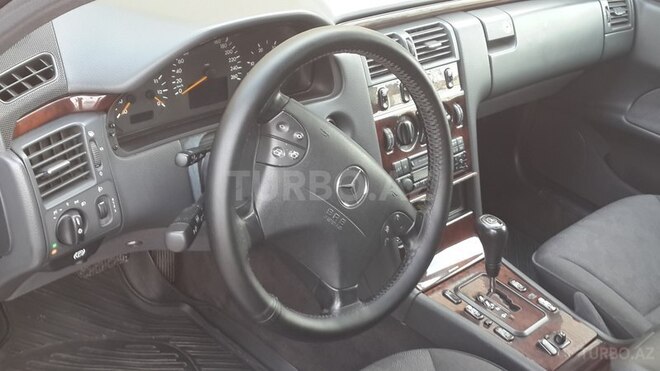 Mercedes E 220 2000, 223,000 km - 2.2 l - Bakı