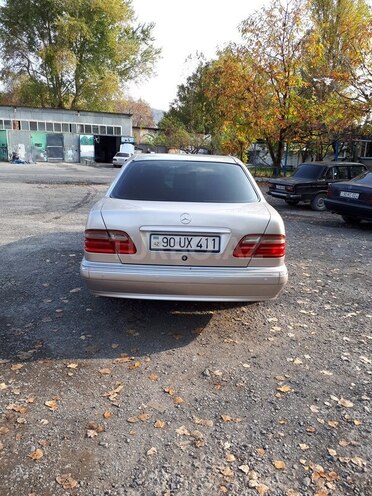 Mercedes E 260 2002, 191,200 km - 2.6 л - Qəbələ