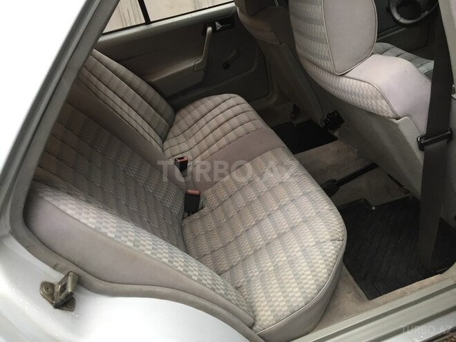 Mercedes E 180 1991, 301,000 km - 1.8 l - Bakı