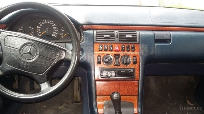Mercedes E 240 1997, 210,000 km - 2.4 l - Bakı