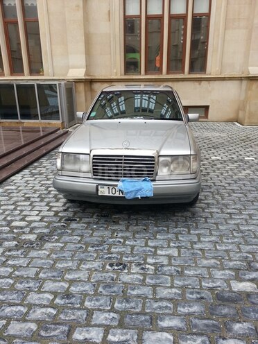 Mercedes E 220 1993, 310,000 km - 2.2 l - Bakı