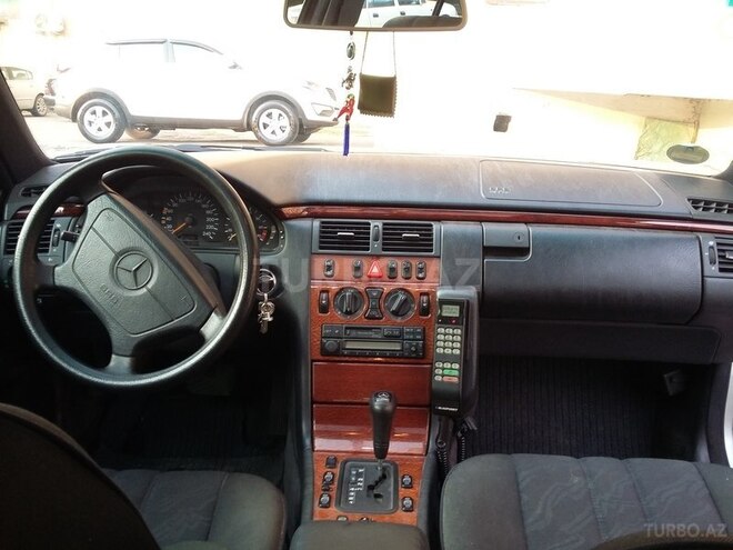 Mercedes E 230 1998, 183,000 km - 2.3 l - Qazax