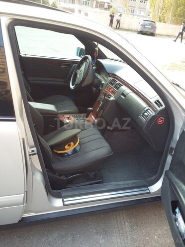 Mercedes E 230 1998, 183,000 km - 2.3 l - Qazax