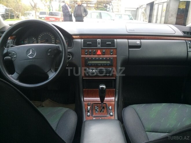 Mercedes E 220 2001, 287,000 km - 2.2 l - Bakı