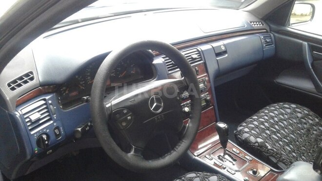 Mercedes E 220 2001, 321,523 km - 2.2 l - Bakı