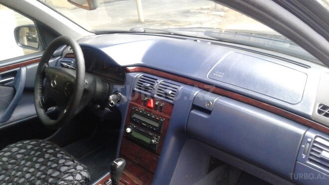 Mercedes E 220 2001, 321,523 km - 2.2 l - Bakı