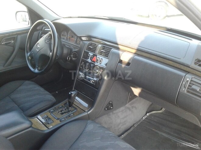 Mercedes E 260 2000, 216,000 km - 2.6 l - Bakı