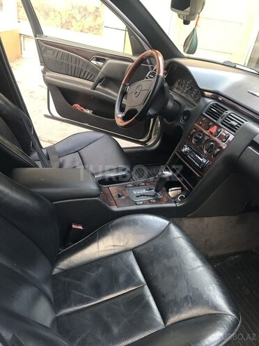 Mercedes E 230 1996, 279,000 km - 2.3 l - Bakı