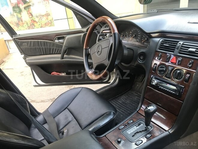 Mercedes E 230 1996, 279,000 km - 2.3 l - Bakı
