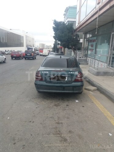 Mercedes E 220 2004, 245,000 km - 2.2 l - Xırdalan
