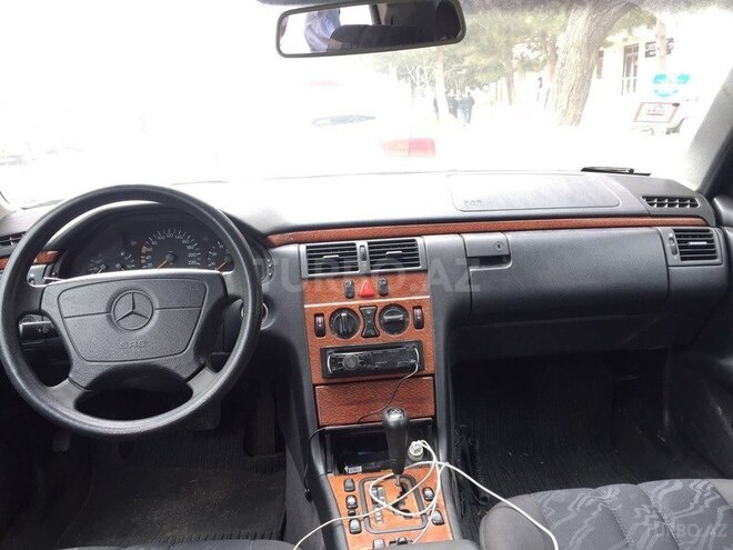 Mercedes E 240 1998, 186,700 km - 2.4 l - Sumqayıt