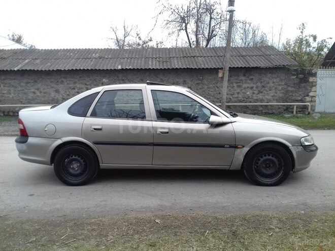 Opel Vectra 1996, 232,718 km - 1.8 л - Qax