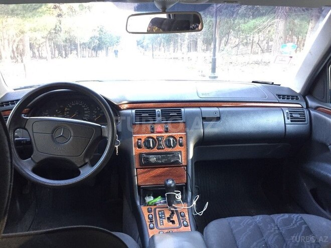 Mercedes E 240 1998, 186,700 km - 2.4 l - Sumqayıt